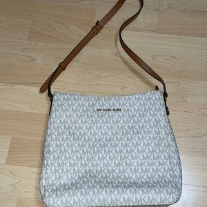 Micheal kors jet set large message bag